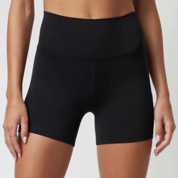 🆕Vuori All The Feels Short in Black • Brand New Tags Attached! - Picture 3 of 4